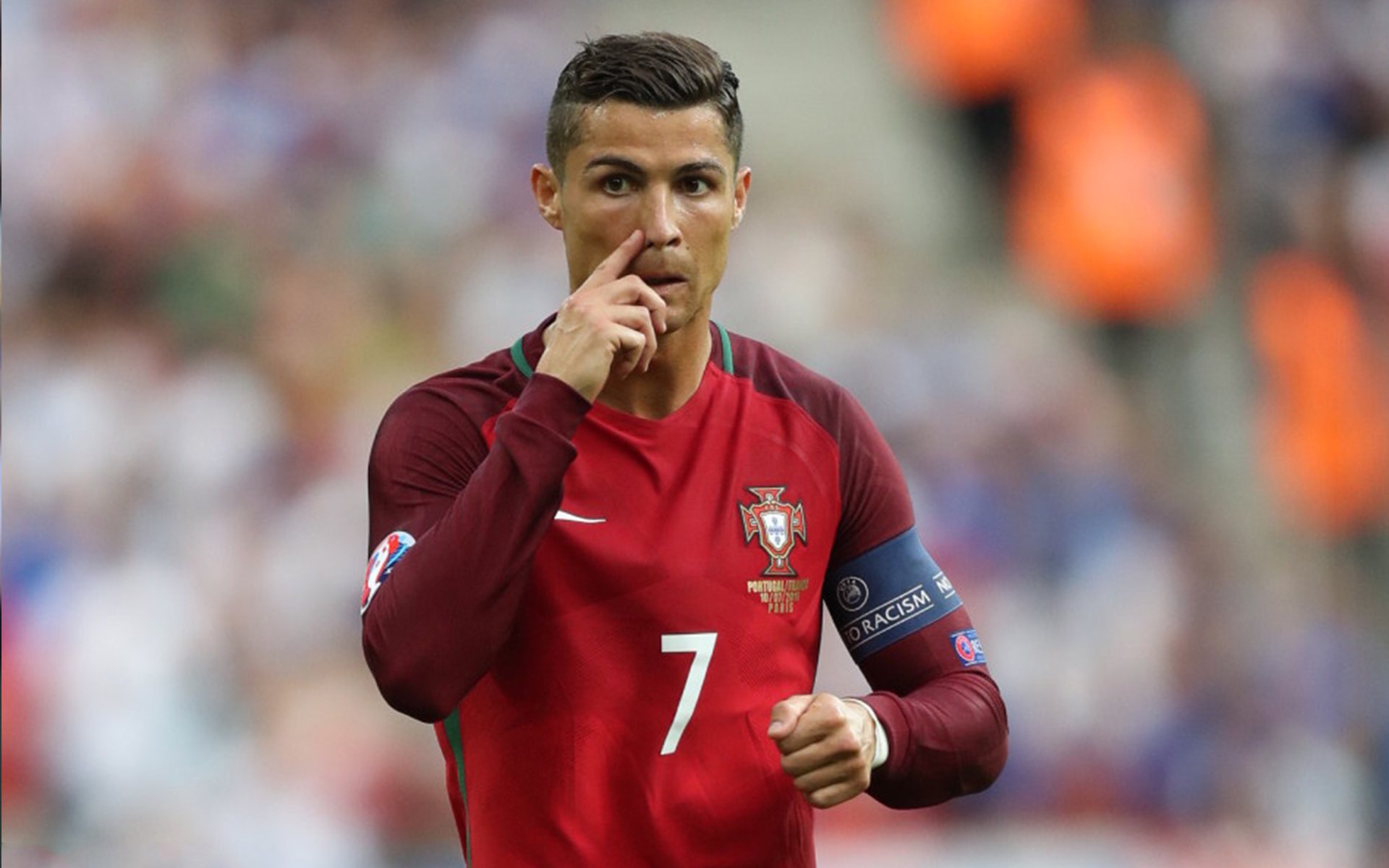 开云官网入口-传奇退役：他的职业生涯为足球树立新标杆，传奇人物足球